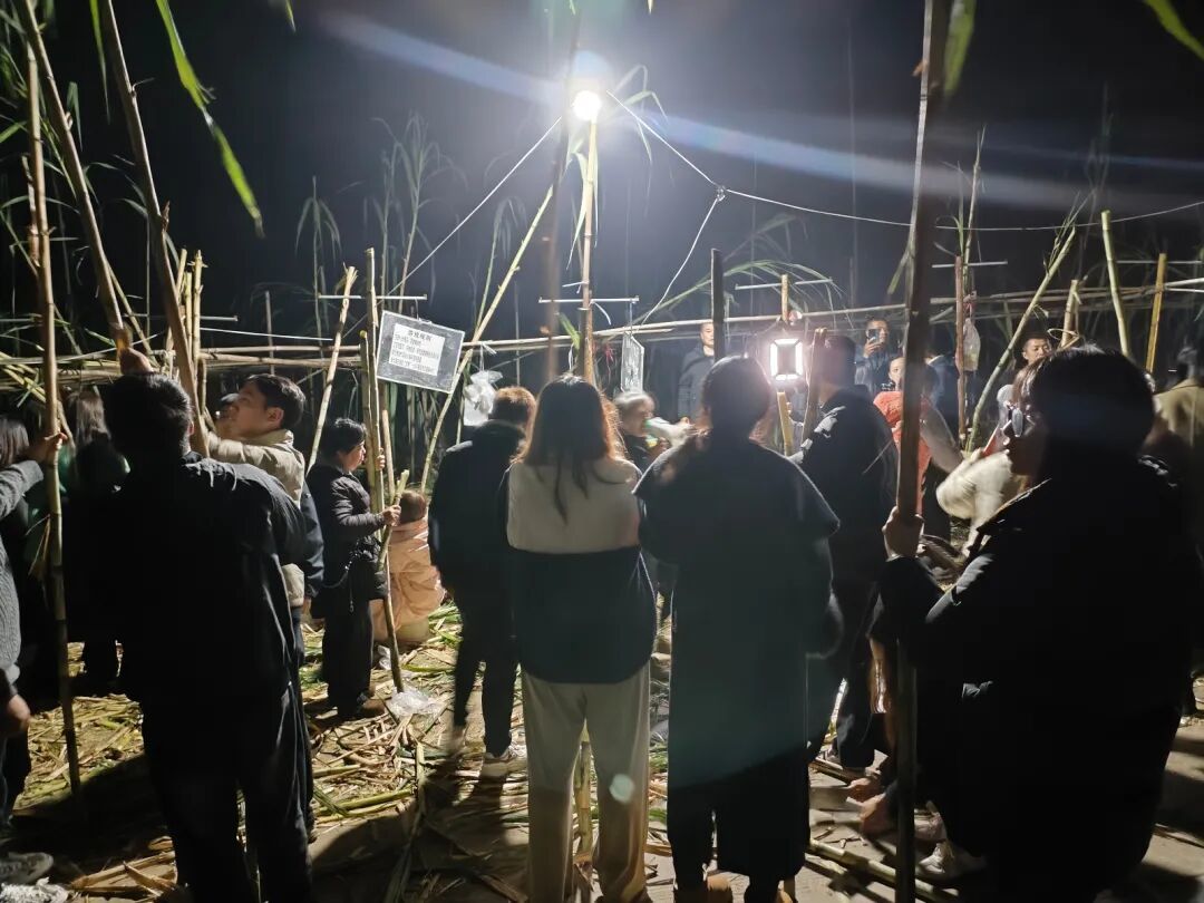 四川眉山“偷甘蔗”現(xiàn)場(chǎng)：民警到場(chǎng)維持秩序，老板稱以前想當(dāng)網(wǎng)紅，現(xiàn)在累得笑不出來