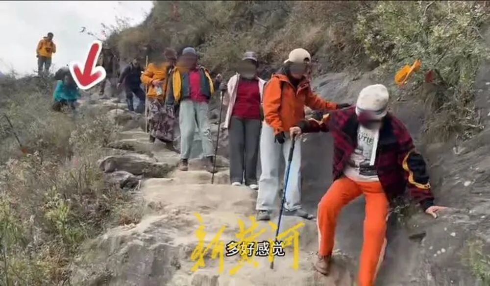 云南虎跳峽一徒步者踩空從15米山崖墜落，景區：傷者受輕傷，已自行離開